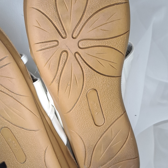 sandals 👡 Yuu for women white color size 9M - Picture 10 of 10